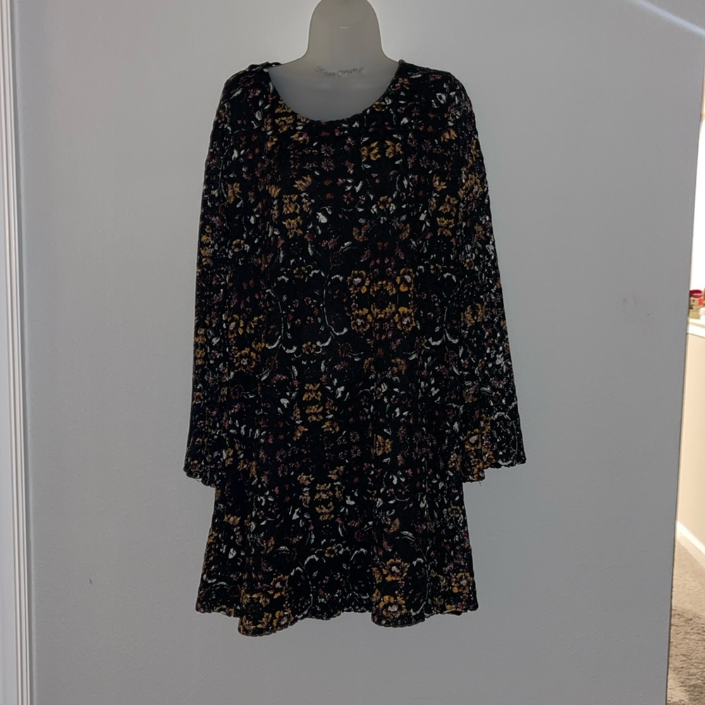 XXL DRESS 1970s style with flare arms. Dress will make men flock to you.